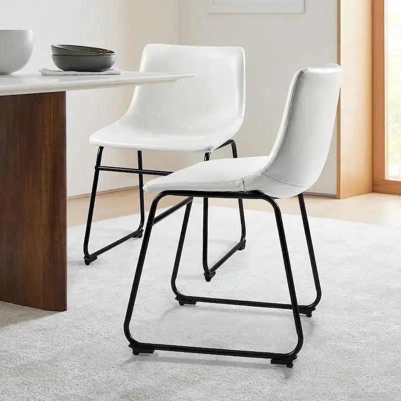 Ensemble de 2 chaises de salle à manger Bossin en similicuir, 45,7 cm (18 pouces), avec dossier et pieds en métal.
