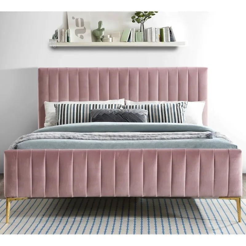 Lit plateforme rembourré Julia d'Omax Decor avec tête de lit capitonnée et pieds dorés