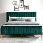 Lit plateforme rembourré Julia d'Omax Decor avec tête de lit capitonnée et pieds dorés