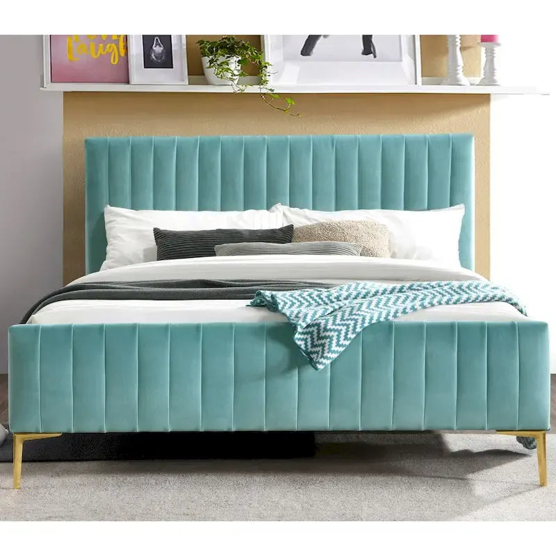 Lit plateforme rembourré Julia d'Omax Decor avec tête de lit capitonnée et pieds dorés