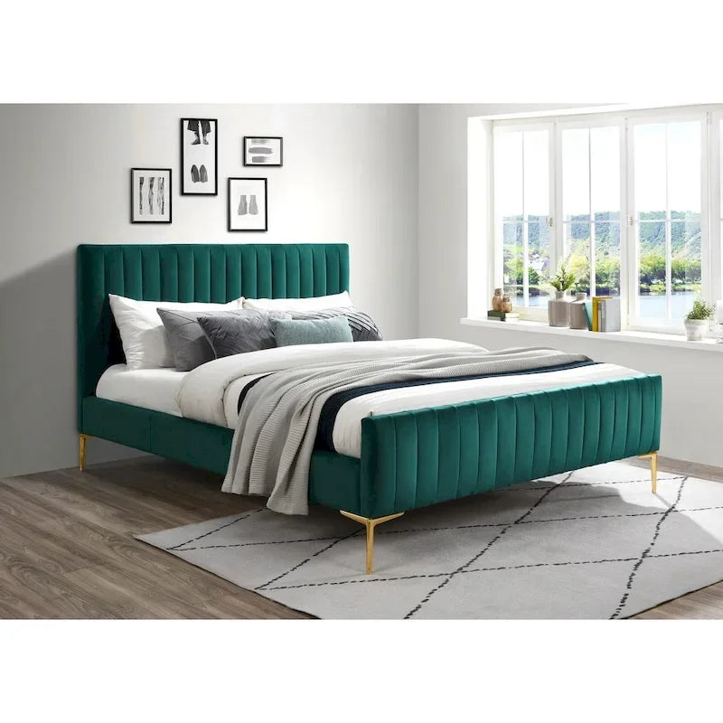 Lit plateforme rembourré Julia d'Omax Decor avec tête de lit capitonnée et pieds dorés