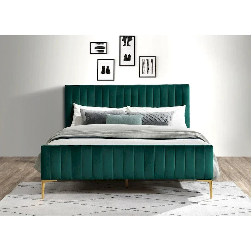 Lit plateforme rembourré Julia d'Omax Decor avec tête de lit capitonnée et pieds dorés