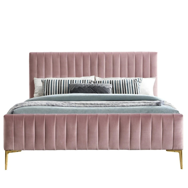 Lit plateforme rembourré Julia d'Omax Decor avec tête de lit capitonnée et pieds dorés