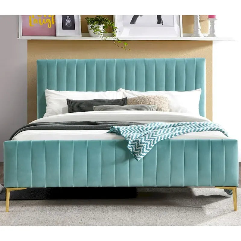 Lit plateforme rembourré Julia d'Omax Decor avec tête de lit capitonnée et pieds dorés