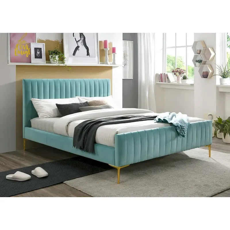 Lit plateforme rembourré Julia d'Omax Decor avec tête de lit capitonnée et pieds dorés