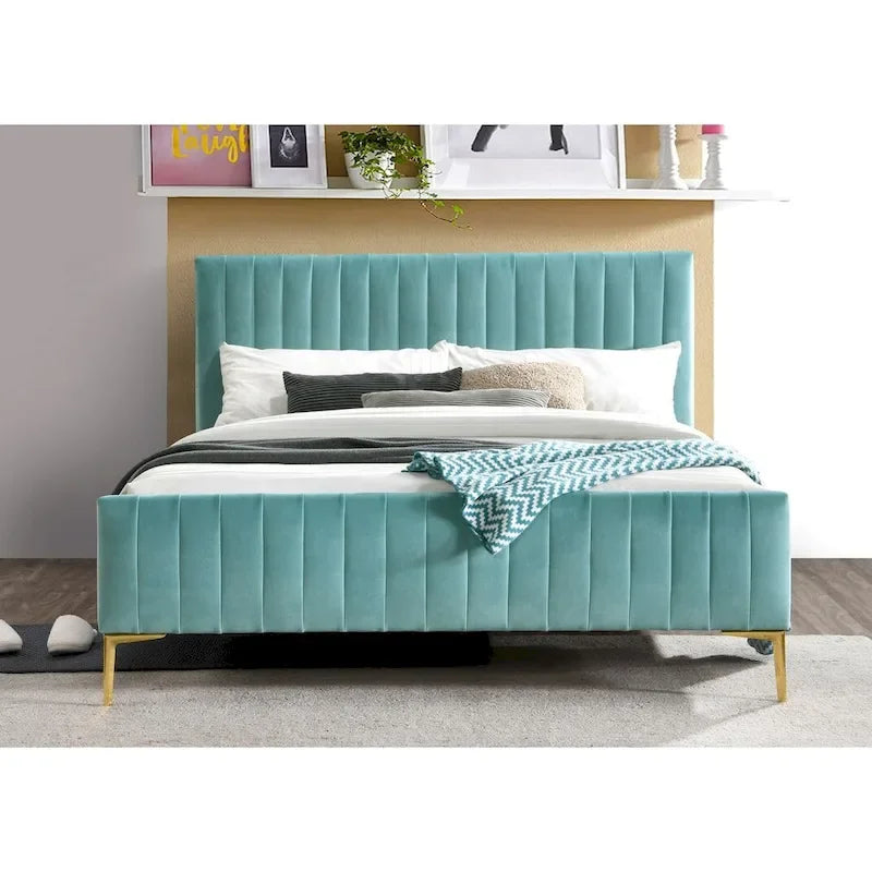 Lit plateforme rembourré Julia d'Omax Decor avec tête de lit capitonnée et pieds dorés