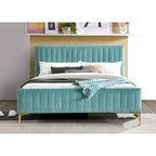 Lit plateforme rembourré Julia d'Omax Decor avec tête de lit capitonnée et pieds dorés