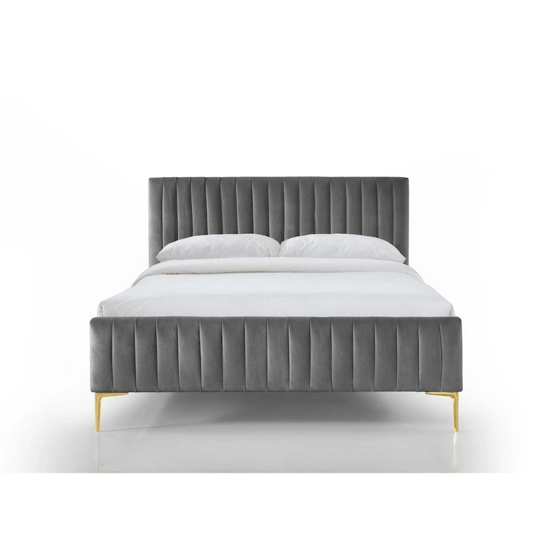 Lit plateforme rembourré Julia d'Omax Decor avec tête de lit capitonnée et pieds dorés