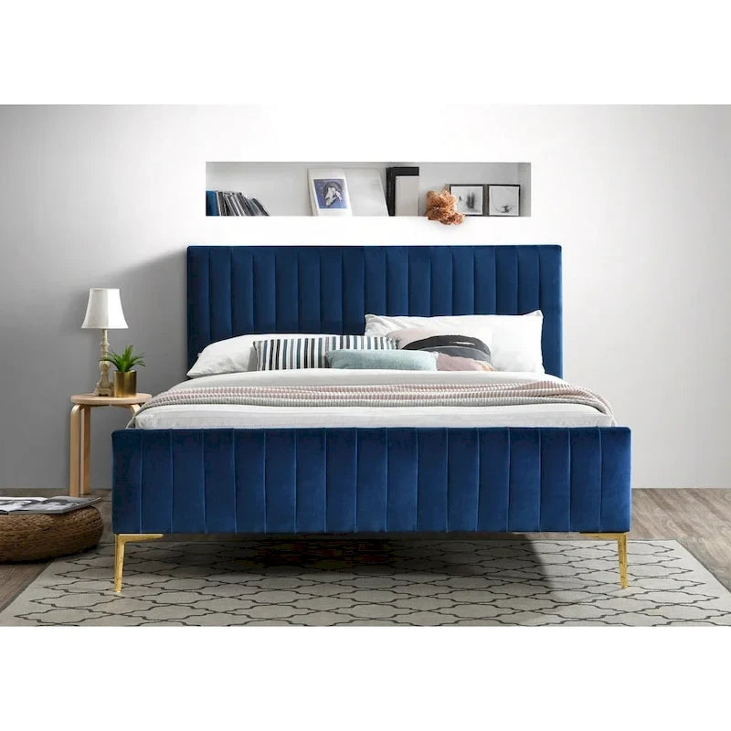 Lit plateforme rembourré Julia d'Omax Decor avec tête de lit capitonnée et pieds dorés