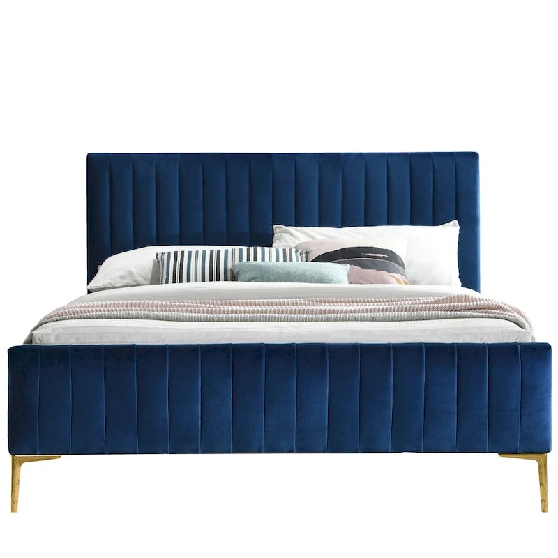 Lit plateforme rembourré Julia d'Omax Decor avec tête de lit capitonnée et pieds dorés