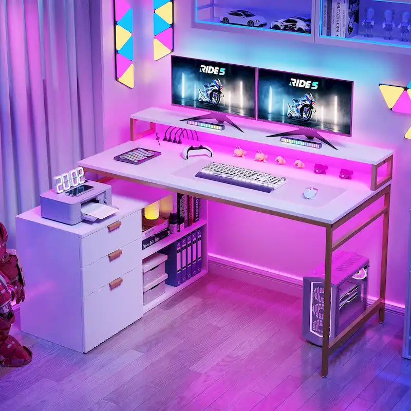 Bureau d'angle gaming en L de 55 pouces avec prises électriques et éclairage LED, avec caisson de rangement et support pour écran.