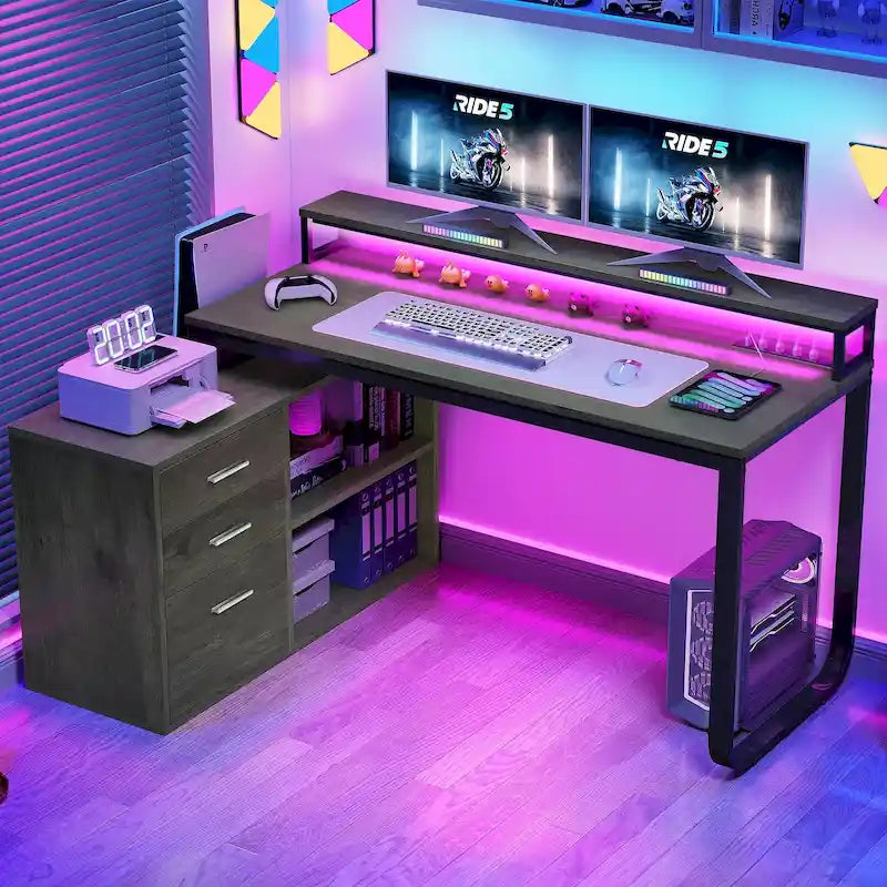 Bureau d'angle gaming en L de 55 pouces avec prises électriques et éclairage LED, avec caisson de rangement et support pour écran.