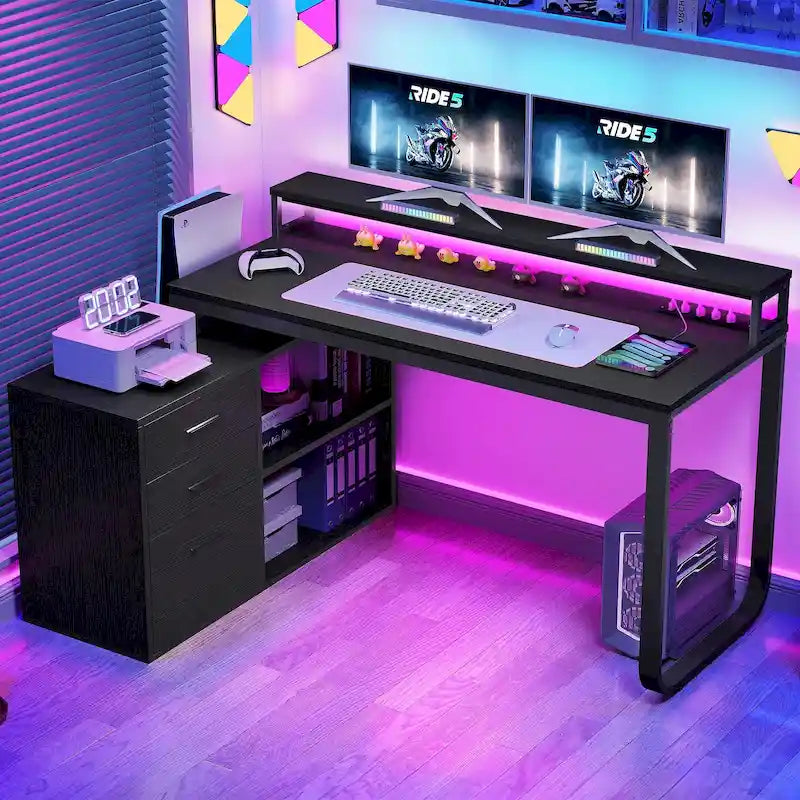 Bureau d'angle gaming en L de 55 pouces avec prises électriques et éclairage LED, avec caisson de rangement et support pour écran.