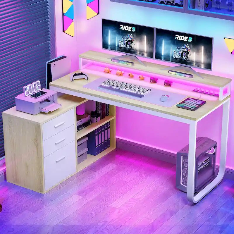 Bureau d'angle gaming en L de 55 pouces avec prises électriques et éclairage LED, avec caisson de rangement et support pour écran.