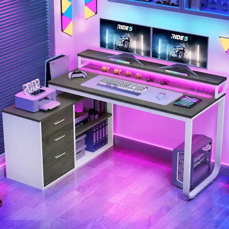 Bureau d'angle gaming en L de 55 pouces avec prises électriques et éclairage LED, avec caisson de rangement et support pour écran.