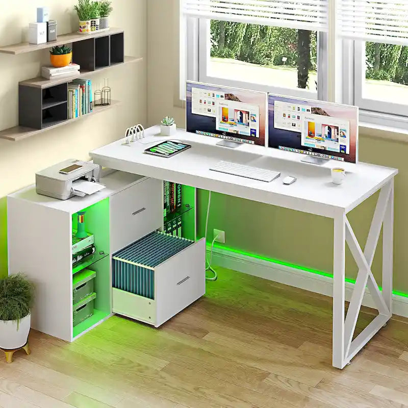 Bureau d'angle gaming en L de 55 pouces avec prises électriques et éclairage LED, avec caisson de rangement et support pour écran.