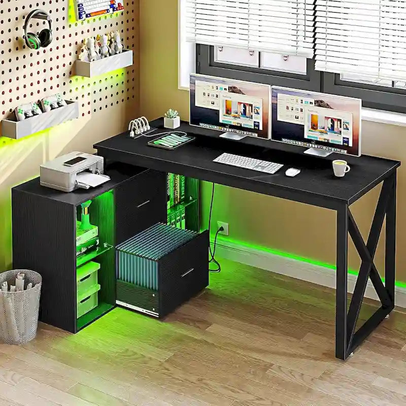 Bureau d'angle gaming en L de 55 pouces avec prises électriques et éclairage LED, avec caisson de rangement et support pour écran.