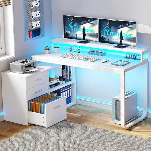 Bureau d'angle gaming en L de 55 pouces avec prises électriques et éclairage LED, avec caisson de rangement et support pour écran.
