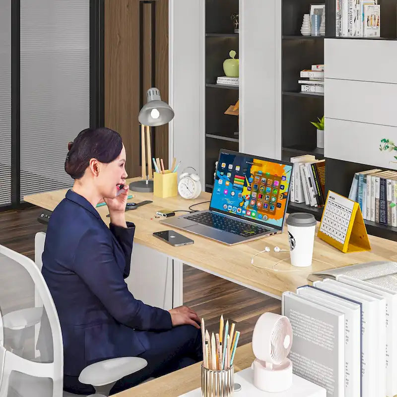 Bureau réglable en hauteur 63 pouces, design ergonomique, grand espace de rangement et possibilité de travailler debout