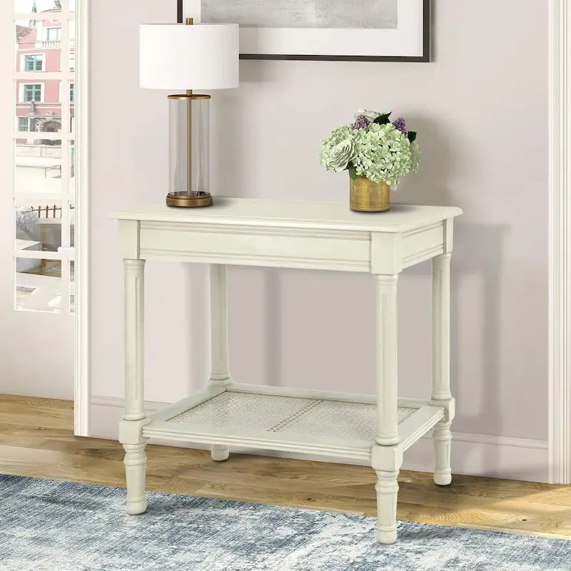 Table d'appoint Reine crème de Copper Grove avec étagère en rotin