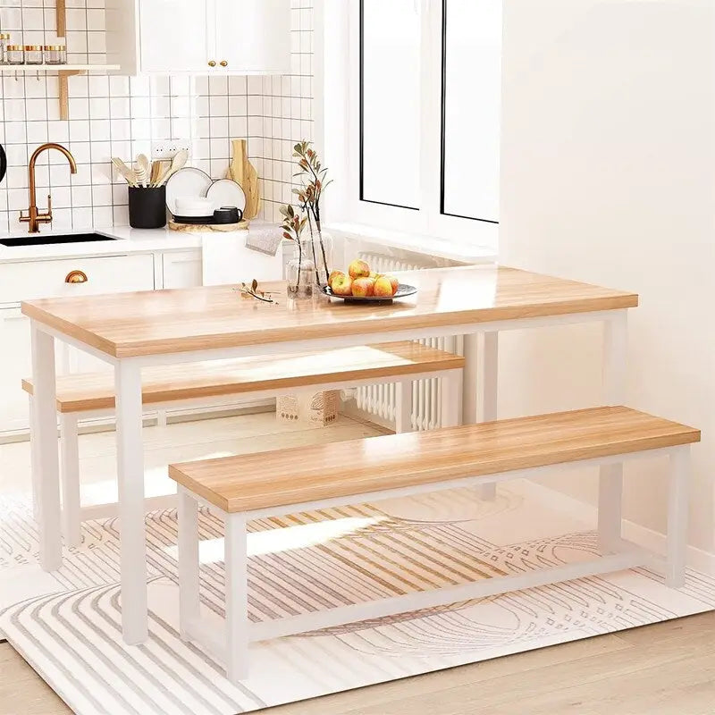 Ensemble de salle à manger de style simple et charmant, comprenant une table et deux bancs avec repose-pieds, pour la cuisine ou la salle à manger.