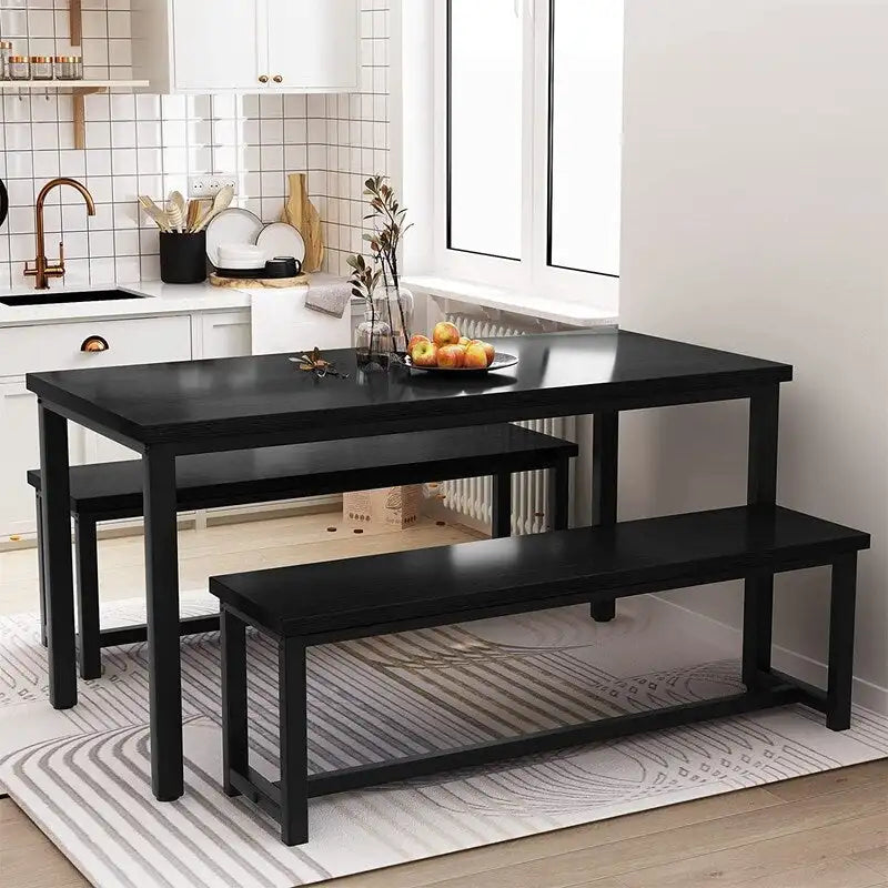 Ensemble de salle à manger de style simple et charmant, comprenant une table et deux bancs avec repose-pieds, pour la cuisine ou la salle à manger.