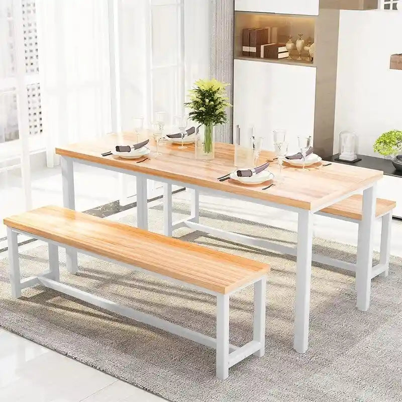Ensemble de salle à manger de style simple et charmant, comprenant une table et deux bancs avec repose-pieds, pour la cuisine ou la salle à manger.