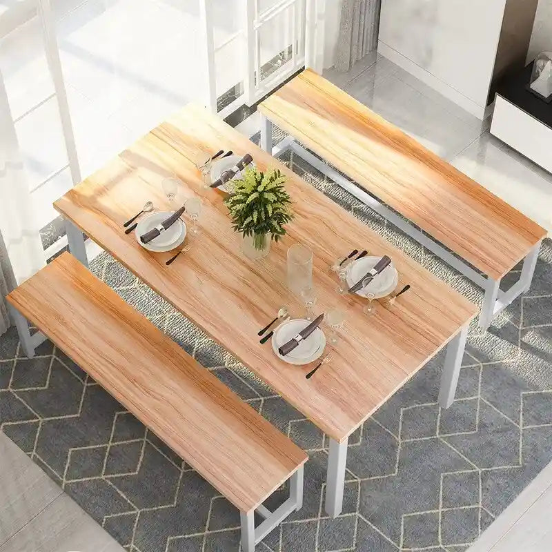 Ensemble de salle à manger de style simple et charmant, comprenant une table et deux bancs avec repose-pieds, pour la cuisine ou la salle à manger.