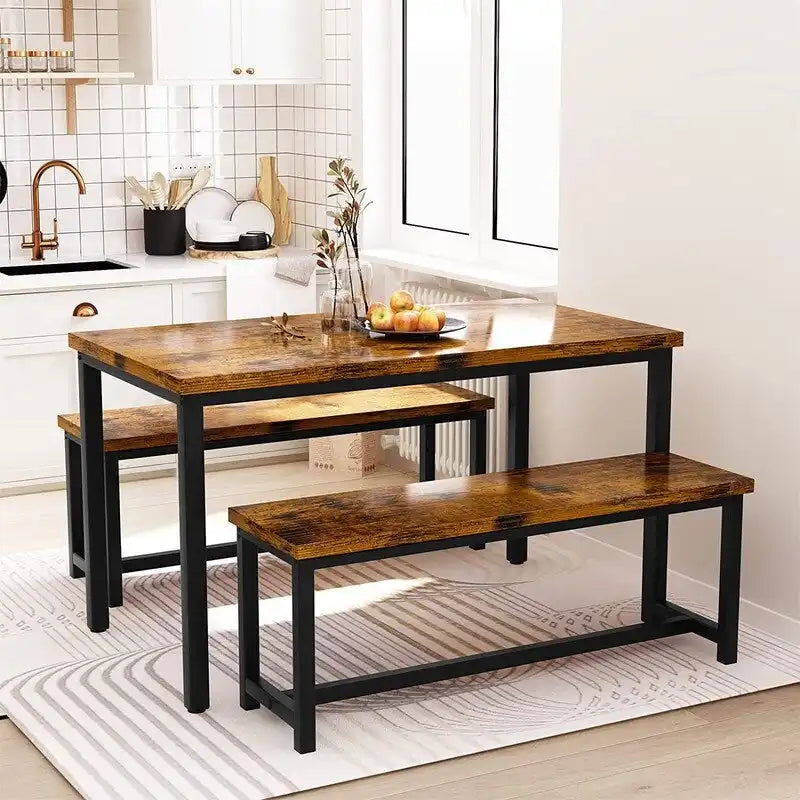 Ensemble de salle à manger de style simple et charmant, comprenant une table et deux bancs avec repose-pieds, pour la cuisine ou la salle à manger.