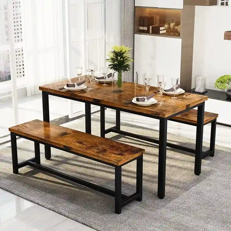 Ensemble de salle à manger de style simple et charmant, comprenant une table et deux bancs avec repose-pieds, pour la cuisine ou la salle à manger.