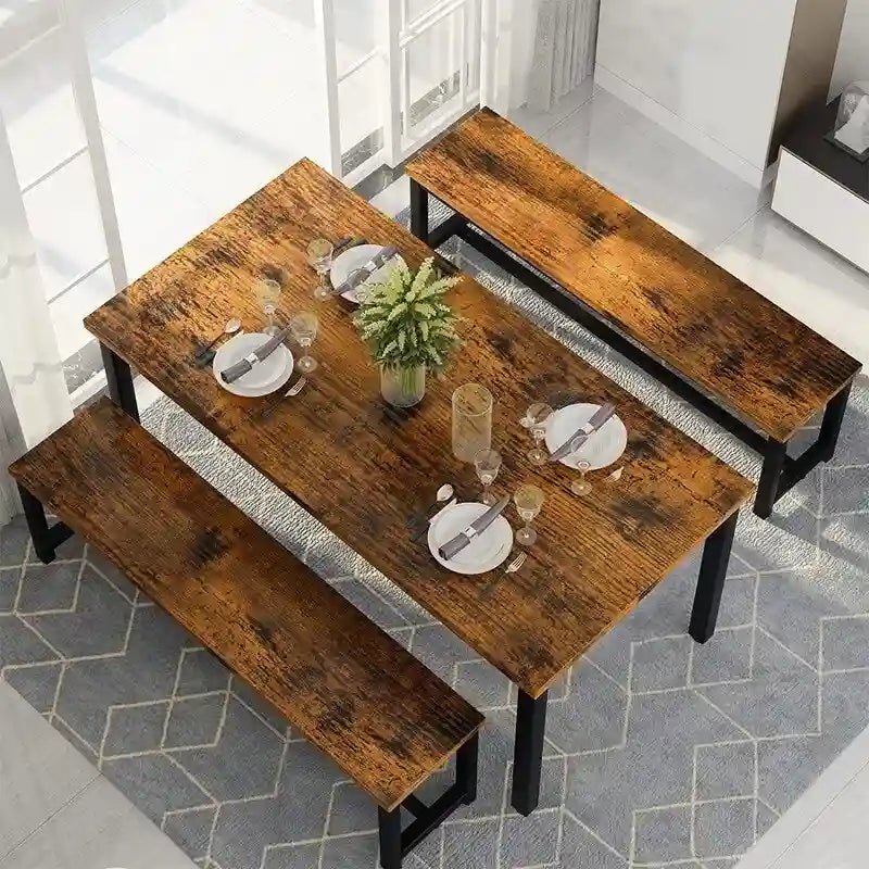 Ensemble de salle à manger de style simple et charmant, comprenant une table et deux bancs avec repose-pieds, pour la cuisine ou la salle à manger.