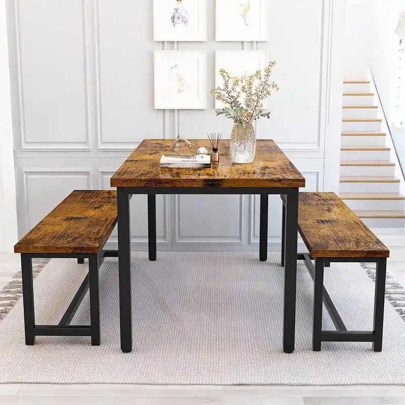 Ensemble de salle à manger de style simple et charmant, comprenant une table et deux bancs avec repose-pieds, pour la cuisine ou la salle à manger.
