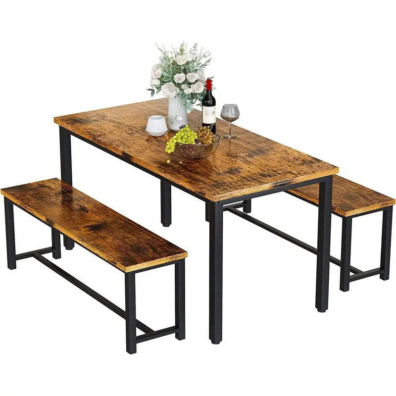 Ensemble de salle à manger de style simple et charmant, comprenant une table et deux bancs avec repose-pieds, pour la cuisine ou la salle à manger.