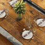 Ensemble de salle à manger de style simple et charmant, comprenant une table et deux bancs avec repose-pieds, pour la cuisine ou la salle à manger.