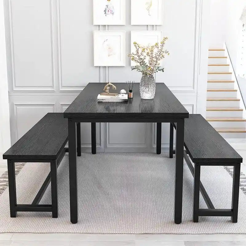 Ensemble de salle à manger de style simple et charmant, comprenant une table et deux bancs avec repose-pieds, pour la cuisine ou la salle à manger.