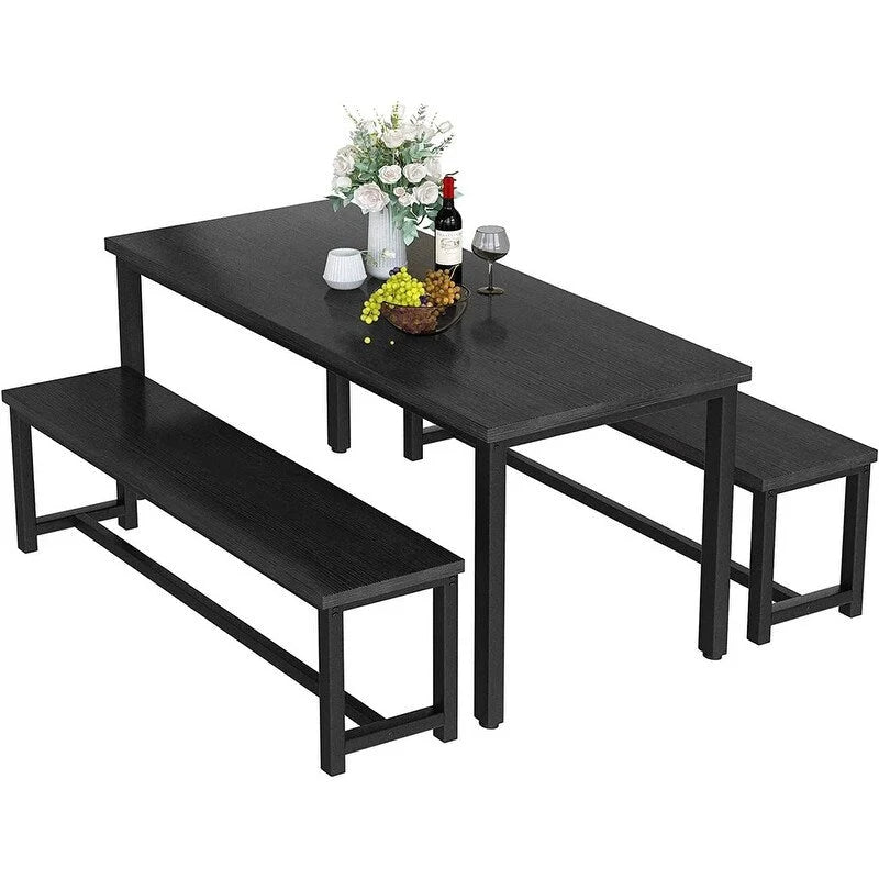 Ensemble de salle à manger de style simple et charmant, comprenant une table et deux bancs avec repose-pieds, pour la cuisine ou la salle à manger.