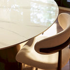 Table de salle à manger ronde moderne, plateau en pierre blanche brillante, pied en bronze carbone