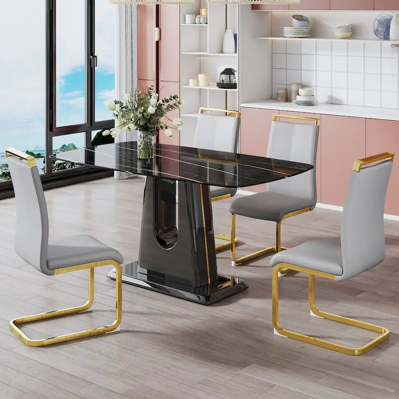 Table de salle à manger. Plateau en imitation marbre noir. Pieds de table en MDF noir, liserés dorés, base noire.
