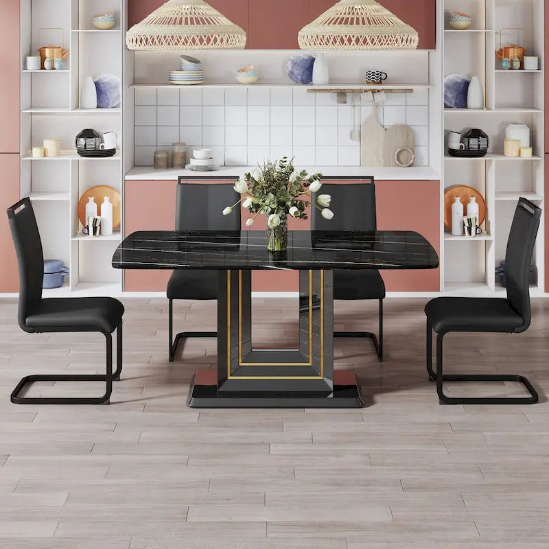 Table de salle à manger. Plateau en imitation marbre noir. Pieds de table en MDF noir, liserés dorés, base noire.