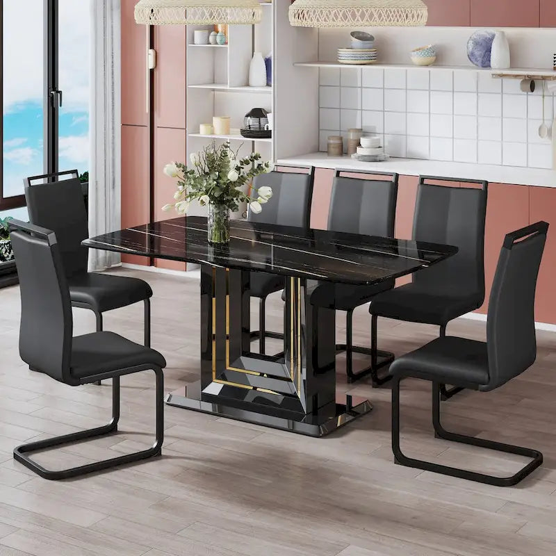 Table de salle à manger. Plateau en imitation marbre noir. Pieds de table en MDF noir, liserés dorés, base noire.