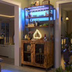 Meuble bar à vin de 67 pouces de haut avec éclairage LED, porte-verres, prises électriques et vitrine d'angle à 5 niveaux pour ustensiles.