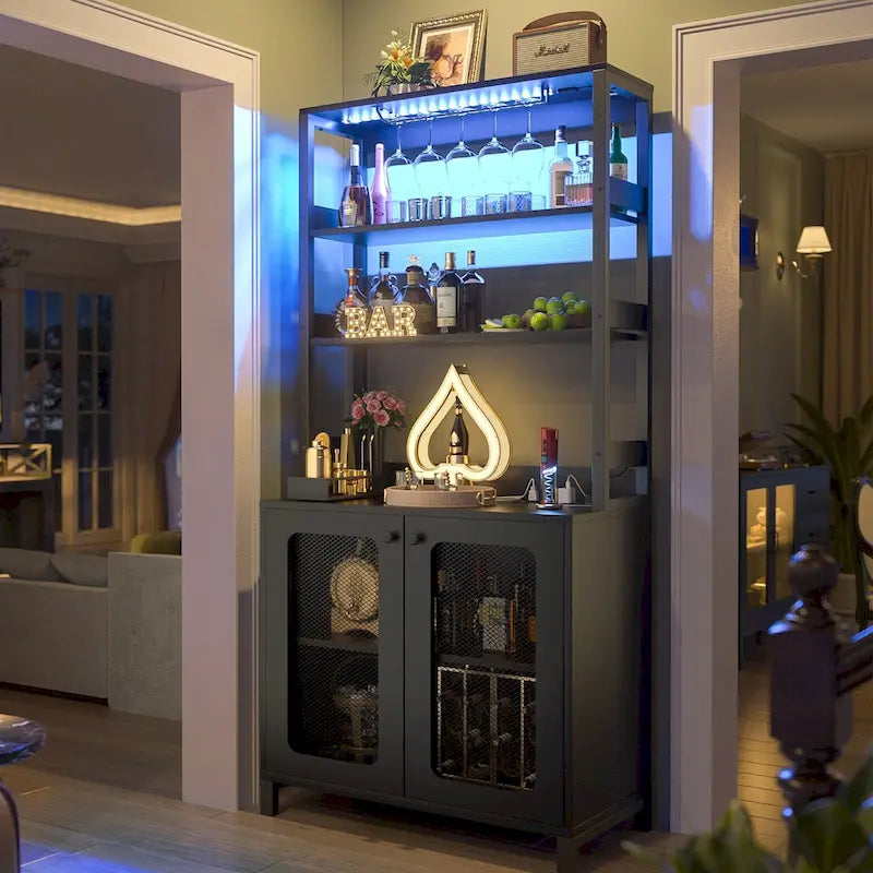 Meuble bar à vin de 67 pouces de haut avec éclairage LED, porte-verres, prises électriques et vitrine d'angle à 5 niveaux pour ustensiles.