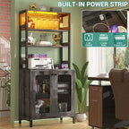 Meuble bar à vin de 67 pouces de haut avec éclairage LED, porte-verres, prises électriques et vitrine d'angle à 5 niveaux pour ustensiles.