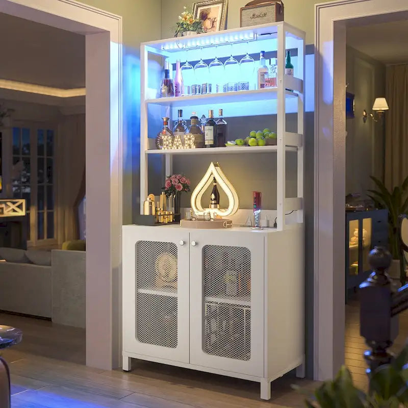 Meuble bar à vin de 67 pouces de haut avec éclairage LED, porte-verres, prises électriques et vitrine d'angle à 5 niveaux pour ustensiles.