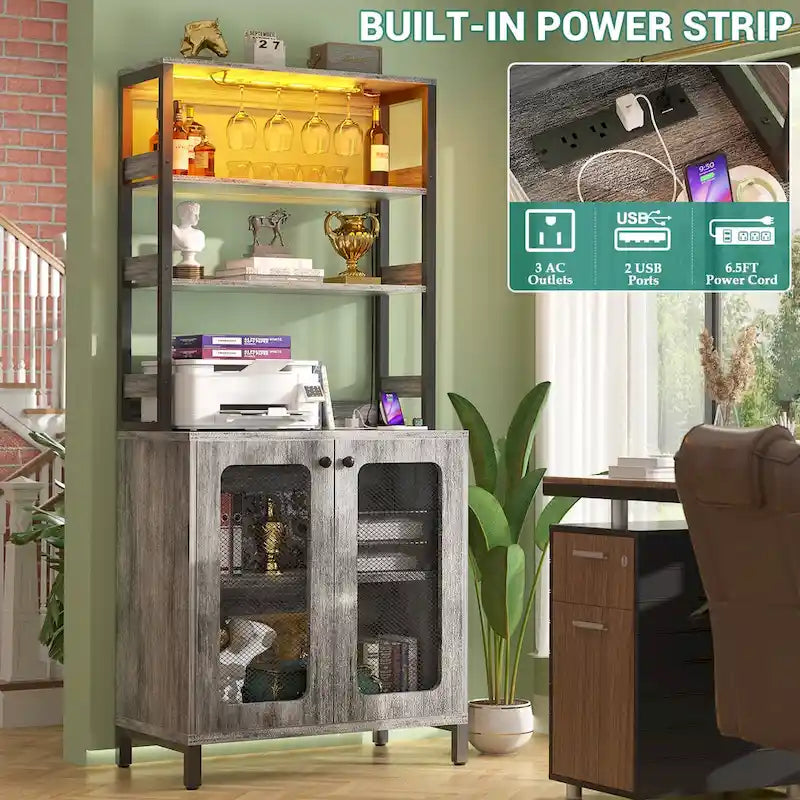 Meuble bar à vin de 67 pouces de haut avec éclairage LED, porte-verres, prises électriques et vitrine d'angle à 5 niveaux pour ustensiles.